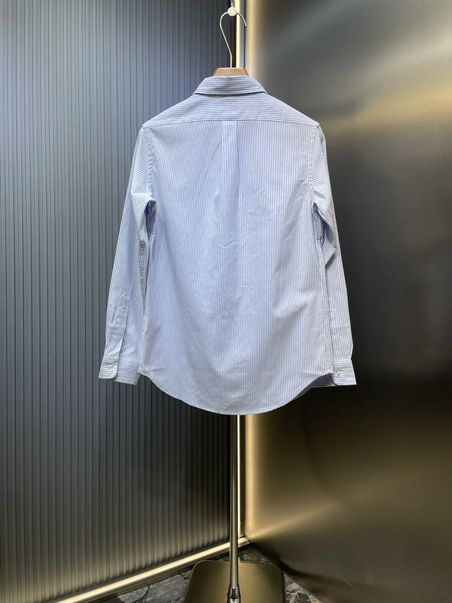 P370 Ral Lauren🌟Ralph Lauren Oxford woven striped logo embroidered buttoned lapel long-sleeved casual shirt, same style for men and women, comes with a sense of atmosphere, is comfortable and versatile, and has perfect texture. It is an exquisite style that walks between formal and casual! The classic official website without style classification is on sale. It is made of original pure cotton Oxford fabric, washed for ready-to-wear, skin-friendly and comfortable, with classic embroidered logo, invincible and versatile, suitable for both business and leisure! A complete set of original three-label accessories, 2 models of collar buttons, different currencies, and three spare buttons with a small amount left over from the original order! All fabric accessories are provided by customers! ! The details and craftsmanship are amazing! The QR code can be scanned! A wardrobe essential! The style is simple, stylish and casual! Super handsome upper body! Don’t miss it if you like it! Classic embroidered logo, versatile and suitable for both business and leisure!   size：xs-xl